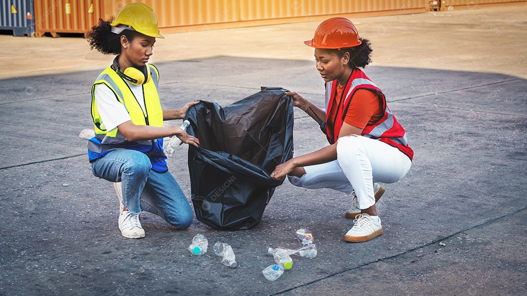 Capataz de mulher afro-americana ou trabalhador de manutenção colocado em segurança