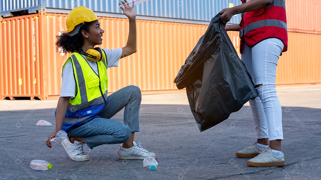 Capataz de mulher afro-americana ou trabalhador de manutenção colocado em segurança