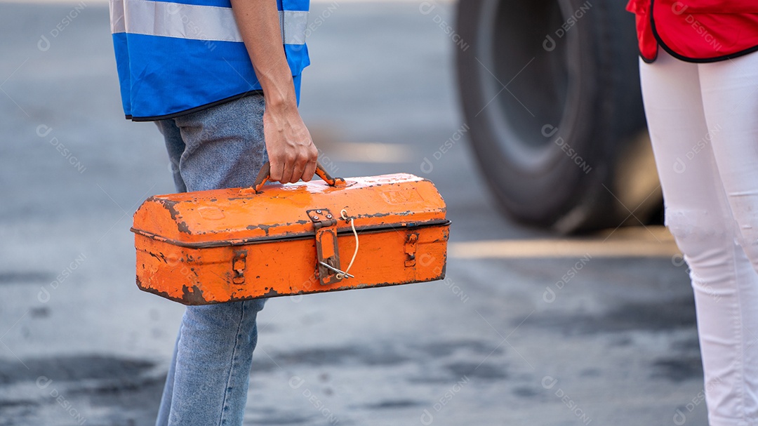 Mulher técnica ou trabalhadora de manutenção segura caixa de ferramentas mecânica