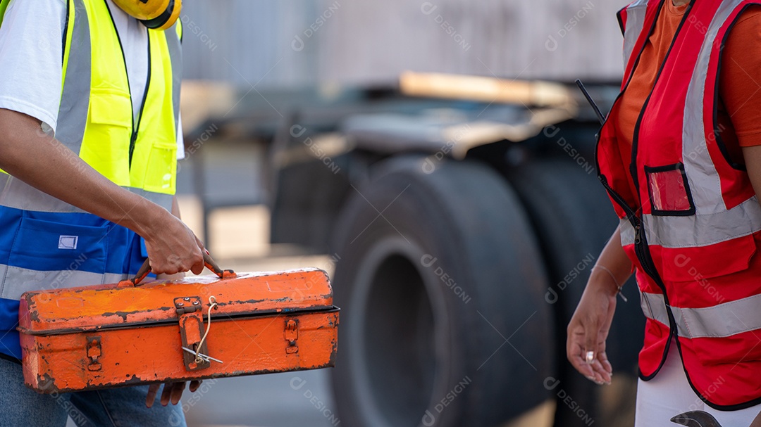 Mulher técnica ou trabalhadora de manutenção segura caixa de ferramentas mecânica