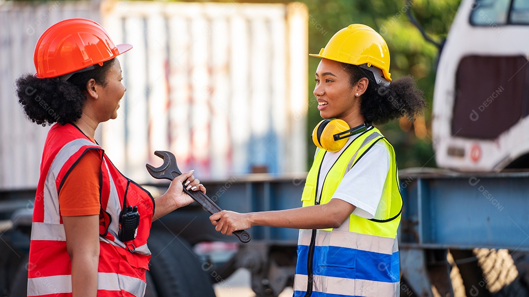 Mulher técnica ou trabalhadora de manutenção segura caixa de ferramentas mecânica