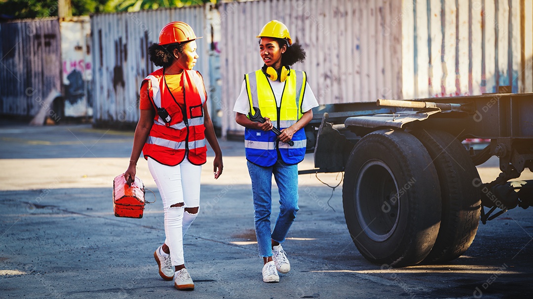 Mulher técnica ou trabalhadora de manutenção segura caixa de ferramentas mecânica