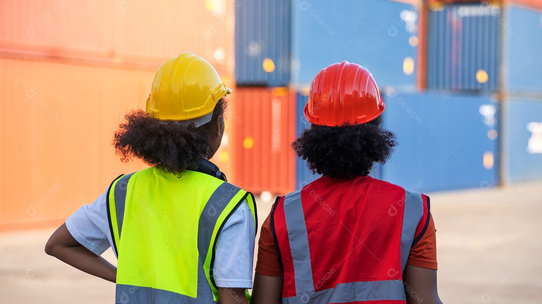 Mulher técnica ou trabalhadora de manutenção segura caixa de ferramentas mecânica