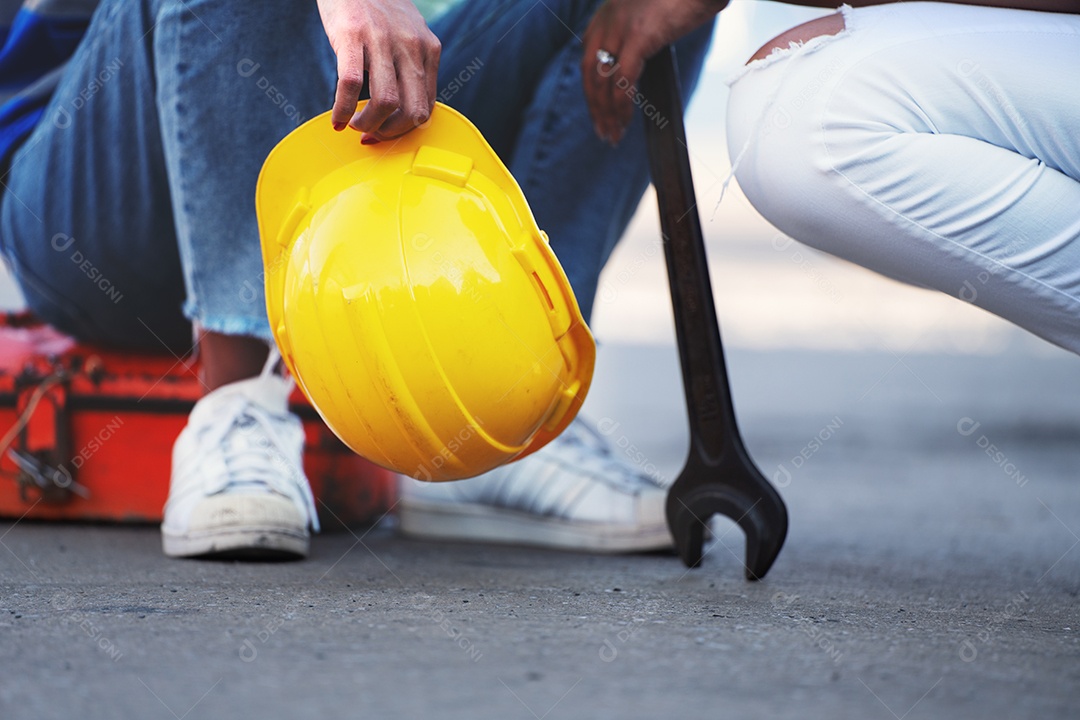 Mulher técnica ou trabalhadora de manutenção segura caixa de ferramentas mecânica