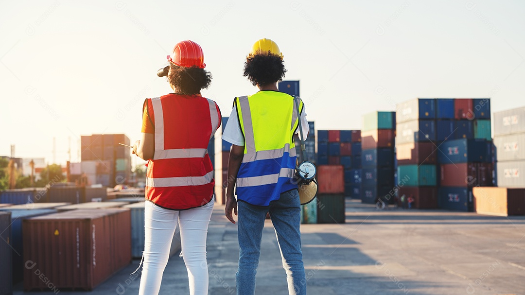 Capataz ou engenheiro de mulher usando binóculos e parceiro apontando