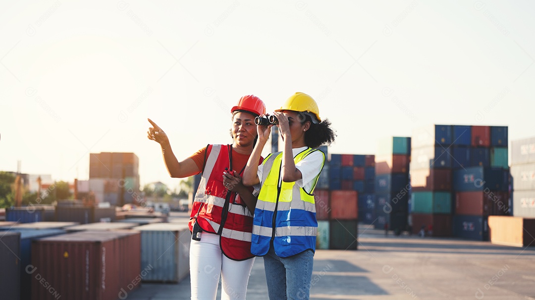 Capataz ou engenheiro de mulher usando binóculos e parceiro apontando