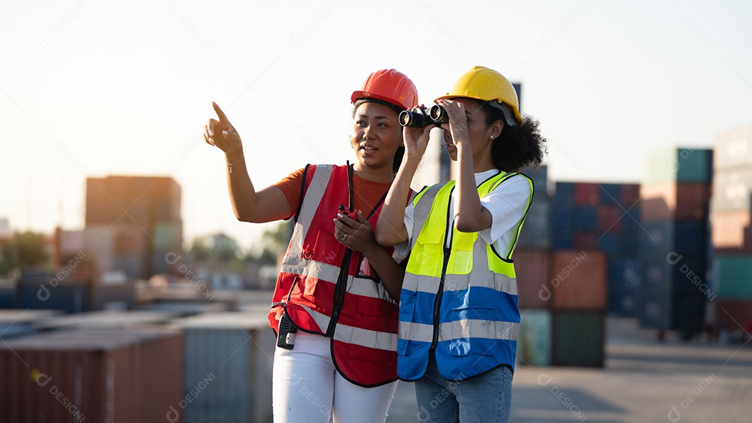 Capataz ou engenheiro de mulher usando binóculos e parceiro apontando