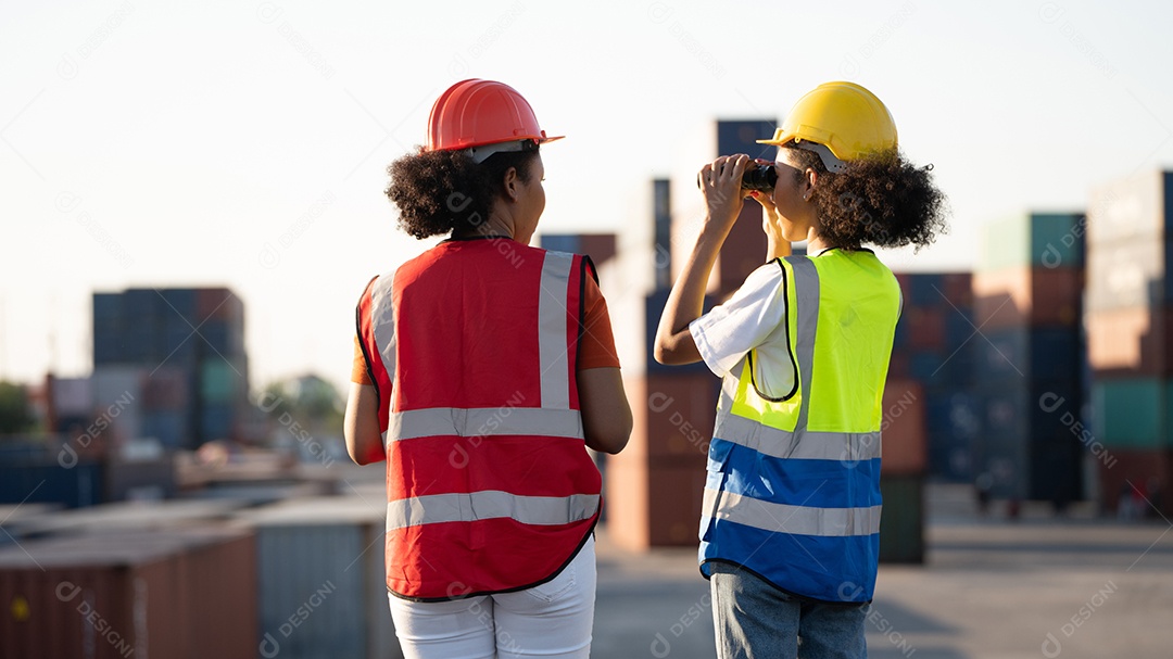 Capataz ou engenheiro de mulher usando binóculos e parceiro apontando