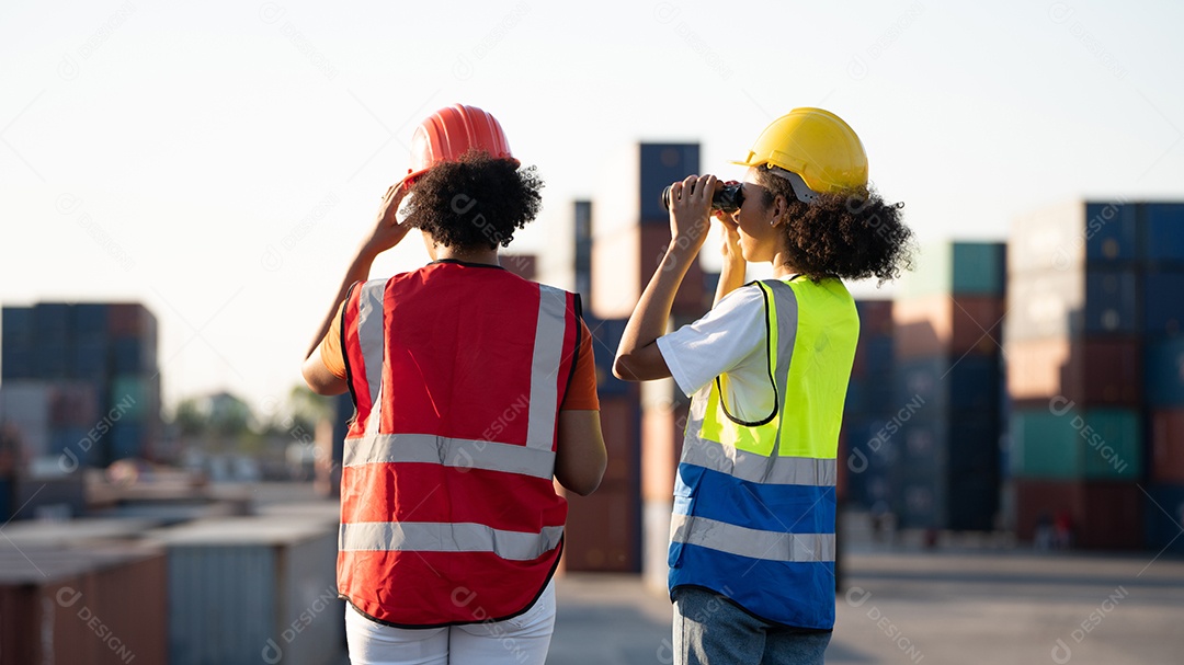 Capataz ou engenheiro de mulher usando binóculos e parceiro apontando