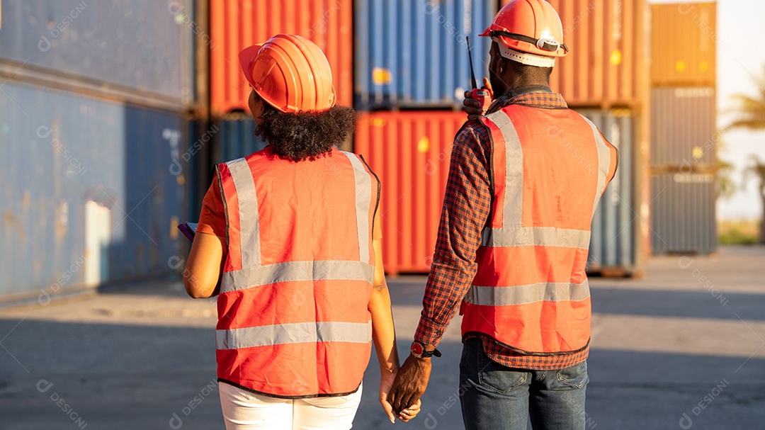 Casal ama africano no porto de contêineres de carga