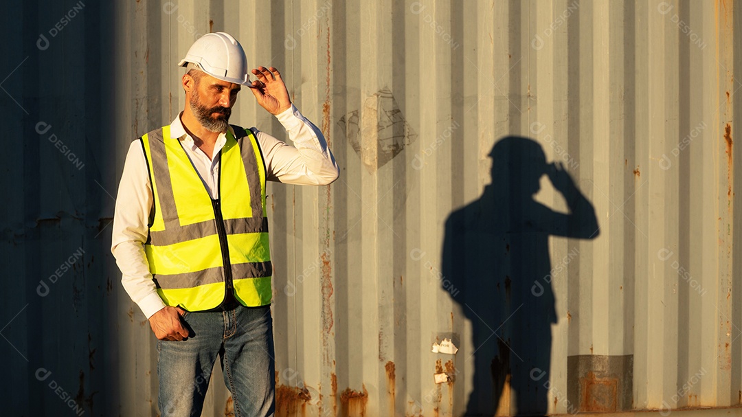 CEO ou gerente em verificação de capacete branco e controle de carregamento contêineres