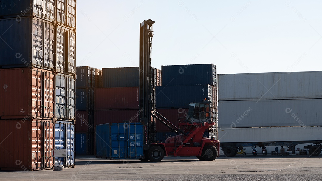 empilhadeira trabalhando no porto de carga de contêineres carregando carga