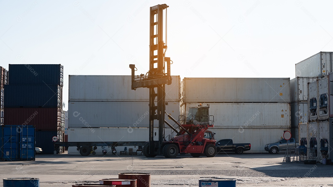 empilhadeira trabalhando no porto de carga de contêineres carregando carga