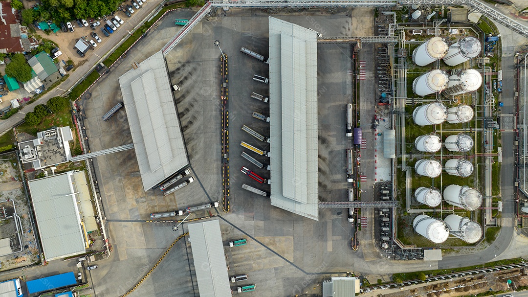 Vista aérea de cima de caminhões-tanque de combustível no Truck Park em Oil Refin
