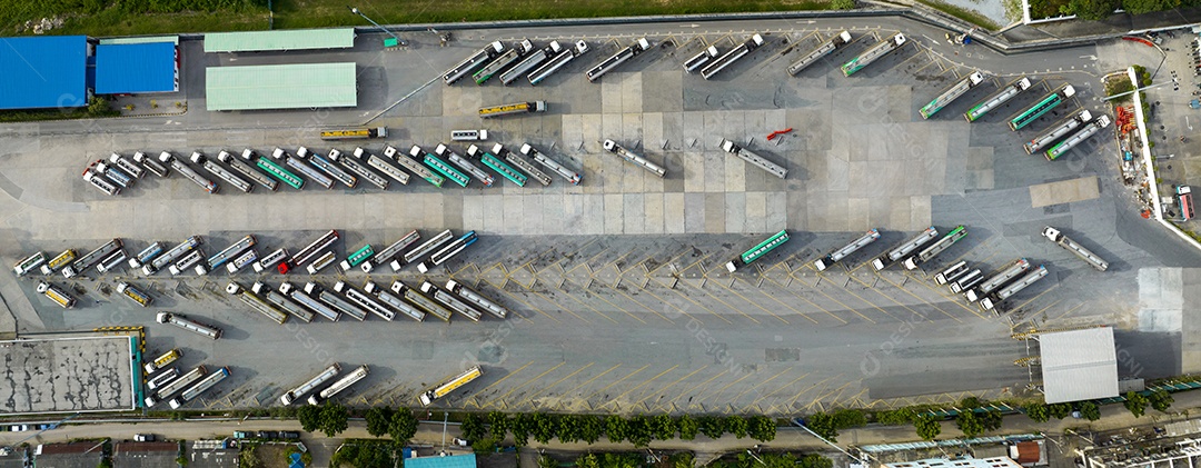 Vista aérea de cima de caminhões-tanque de combustível no Truck Park em Oil Refin