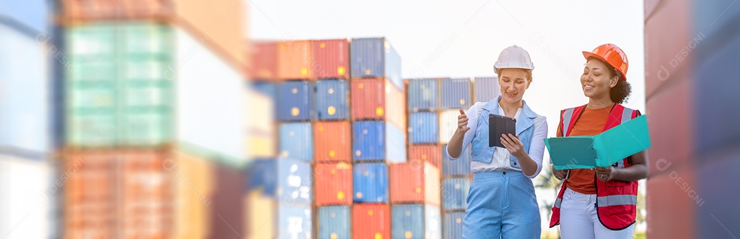 Afro-americano segurando arquivo de placa e relatório de logística de negócios