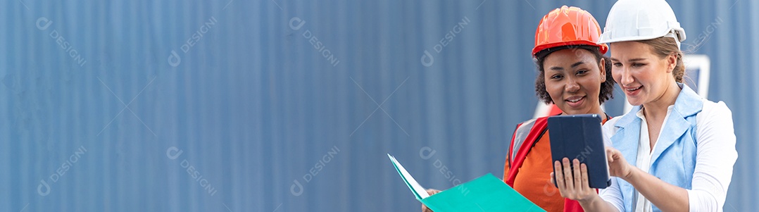 Afro-americano segurando arquivo de placa e relatório de logística de negócios