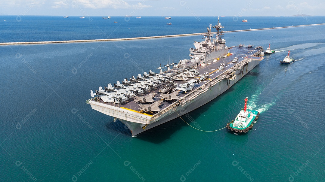 Navio nuclear portador de navios da marinha militar de carregamento completo, aeronaves