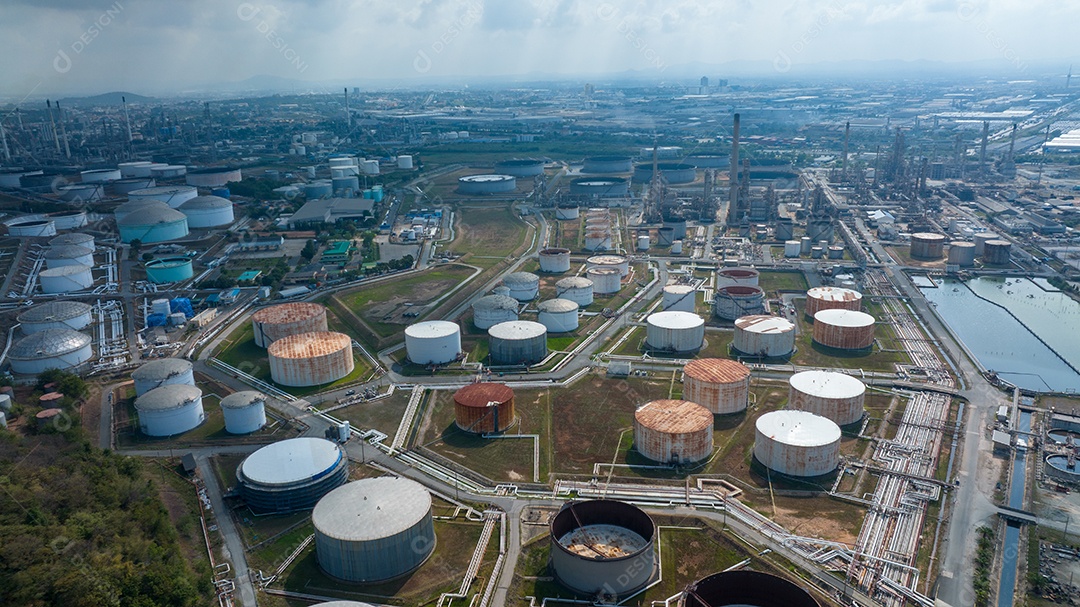 Vista aérea do navio-tanque de gás GLP no terminal de petróleo bruto para carga