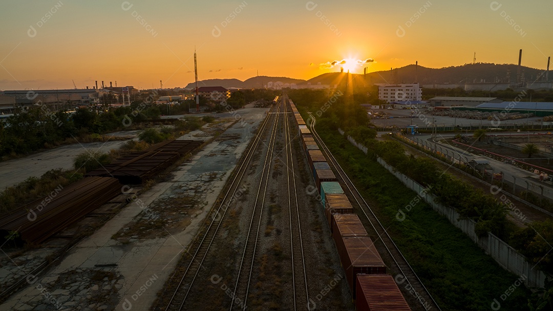 Estação de trem ao pôr do sol, trem de contêiner de carga no conceito de transporte personalizado de exportação de importação à noite.