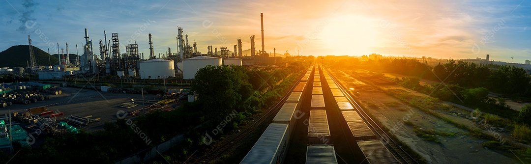 Trem de carga com cargas de contêineres no fundo do céu do pôr do sol,