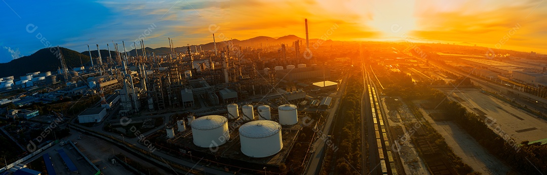 Trem de carga com cargas de contêineres no fundo do céu do pôr do sol,