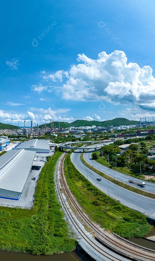 Visão da indústria e transporte. Caminhão e Vihicle na estrada