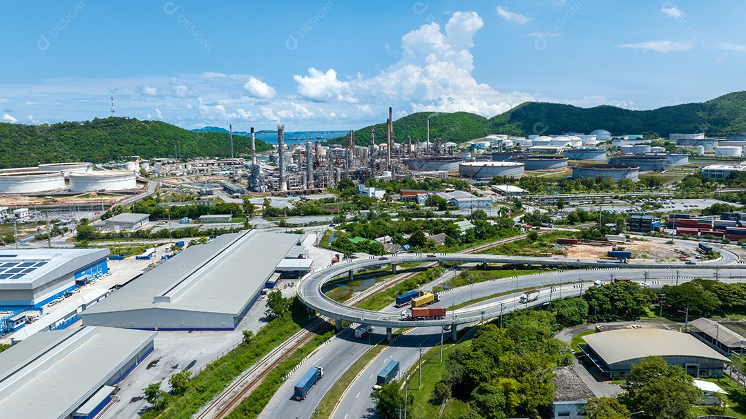 Visão da indústria e transporte. Caminhão e Vihicle na estrada