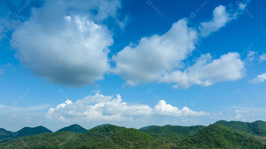 panorama da bela paisagem com nuvem do céu. céu ensolarado depois