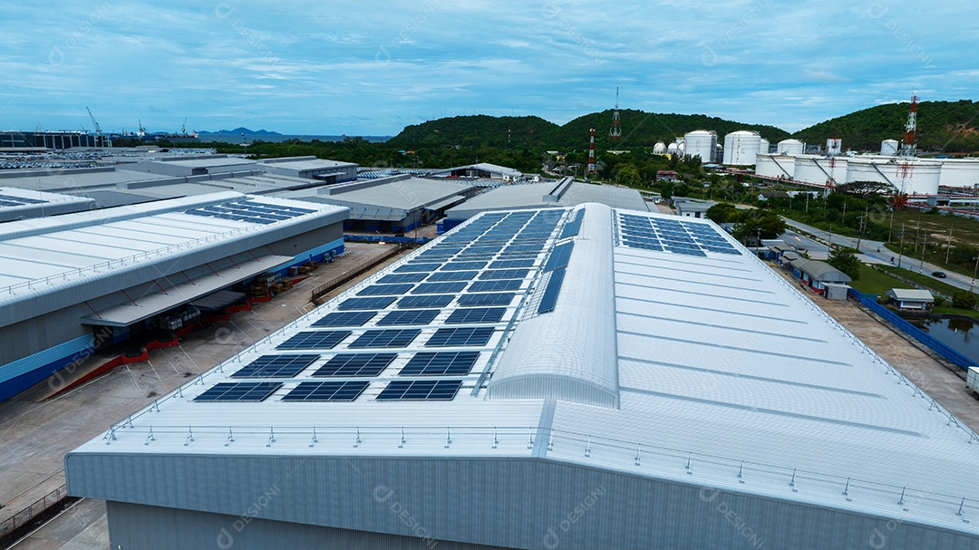 Vista superior da célula solar na fábrica de armazém. Solor foto voltaica