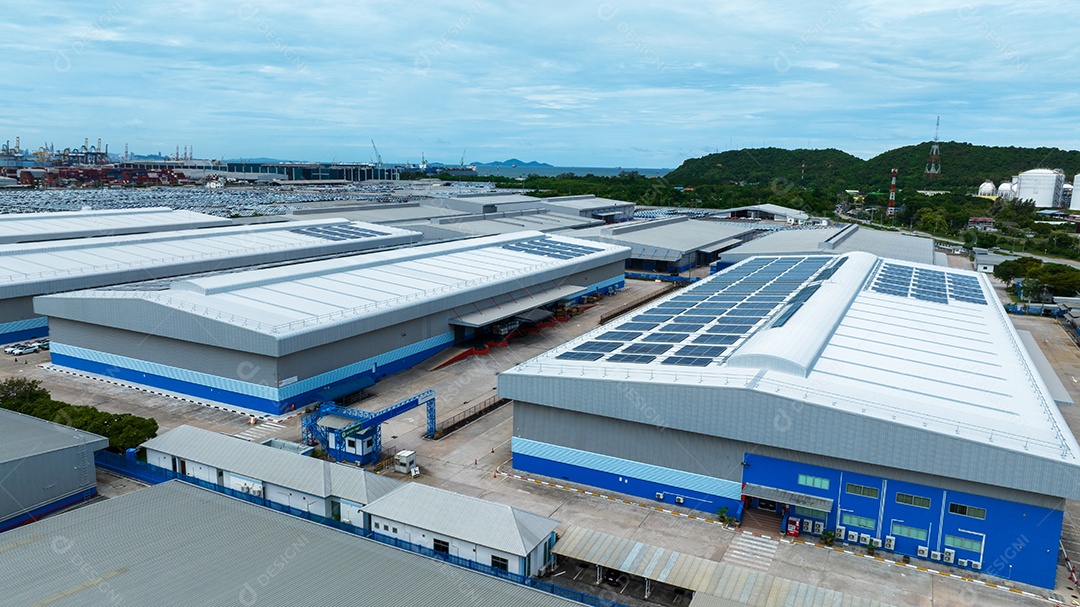 Vista superior da célula solar na fábrica de armazém. Solor foto voltaica
