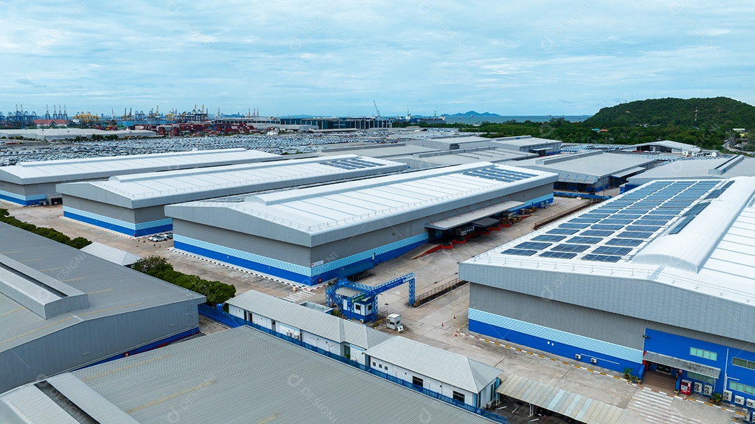 Vista superior da célula solar na fábrica de armazém. Solor foto voltaica