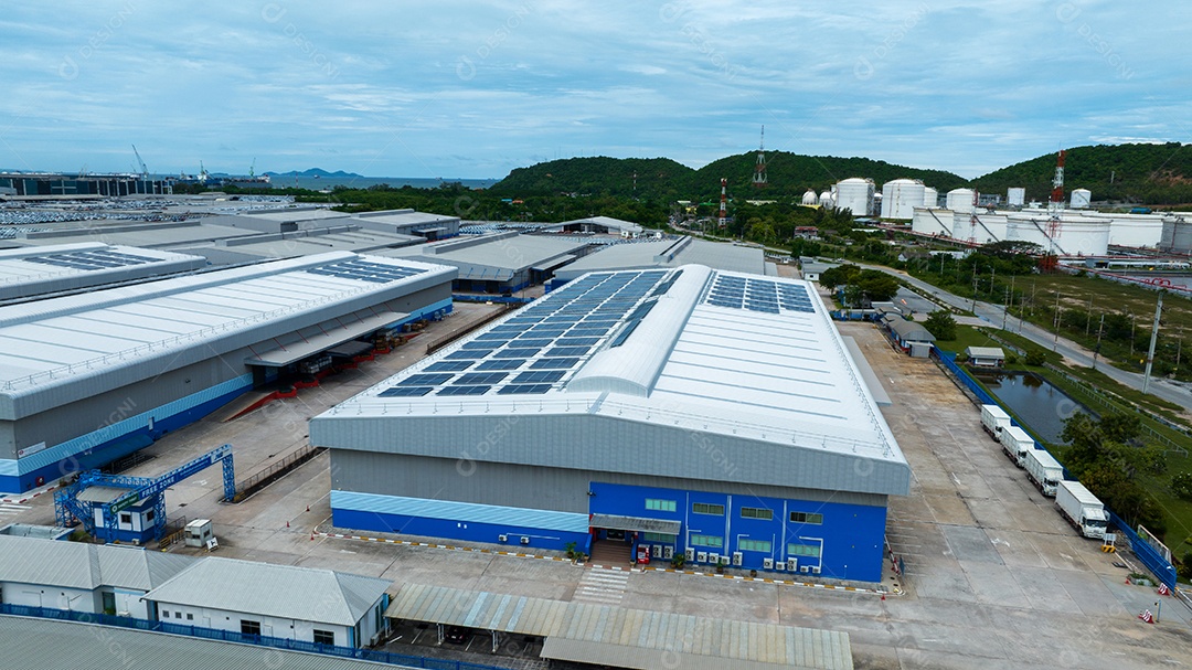 Vista superior da célula solar na fábrica de armazém. Solor foto voltaica