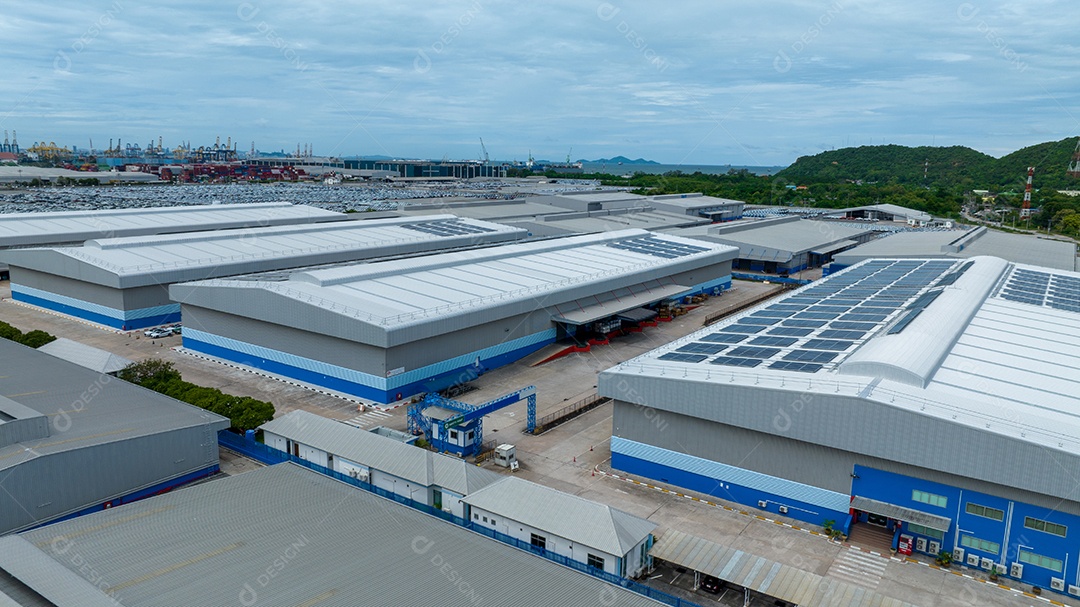 Vista superior da célula solar na fábrica de armazém. Solor foto voltaica