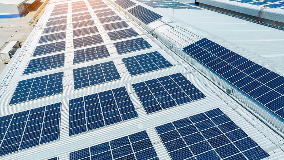Vista superior da célula solar na fábrica de armazém. Solor foto voltaica
