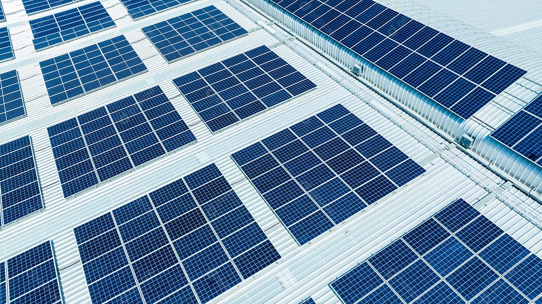 Vista superior da célula solar na fábrica de armazém. Solor foto voltaica