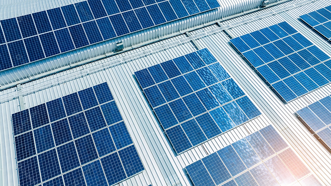Vista superior da célula solar na fábrica de armazém. Solor foto voltaica