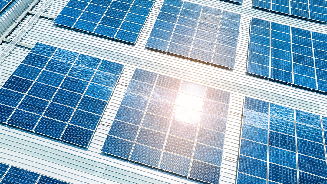 Vista superior da célula solar na fábrica de armazém. Solor foto voltaica