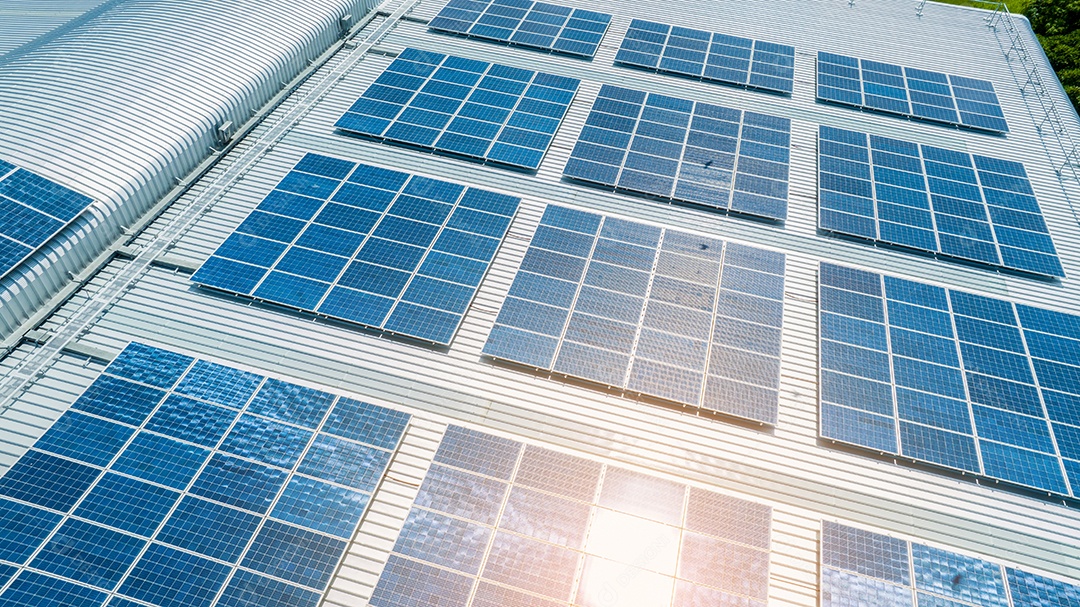 Vista superior da célula solar na fábrica de armazém. Solor foto voltaica