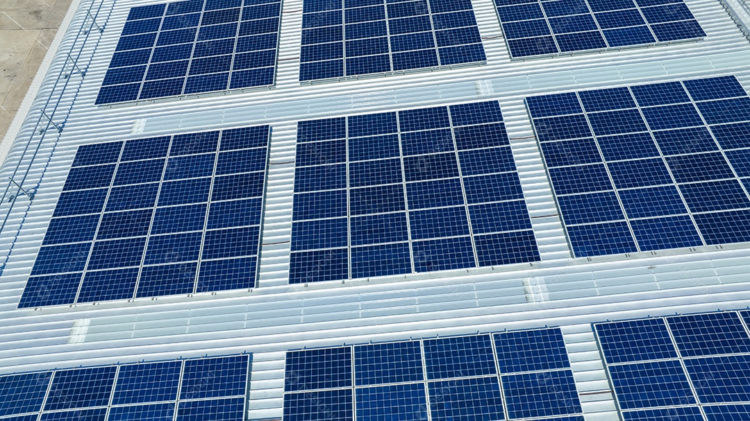 Vista superior da célula solar na fábrica de armazém. Solor foto voltaica