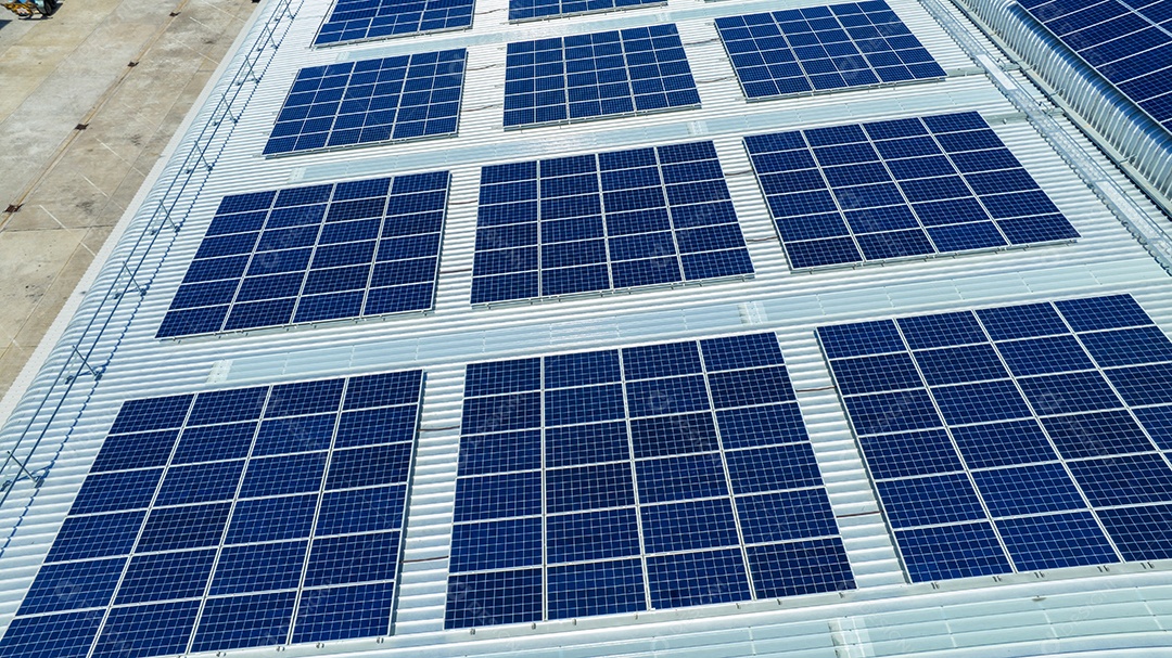 Vista superior da célula solar na fábrica de armazém. Solor foto voltaica