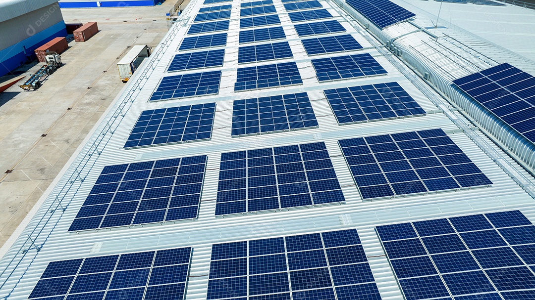 Vista superior da célula solar na fábrica de armazém. Solor foto voltaica