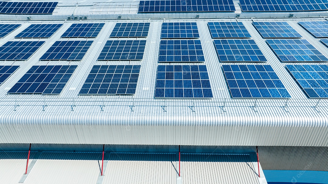 Vista superior da célula solar na fábrica de armazém. Solor foto voltaica