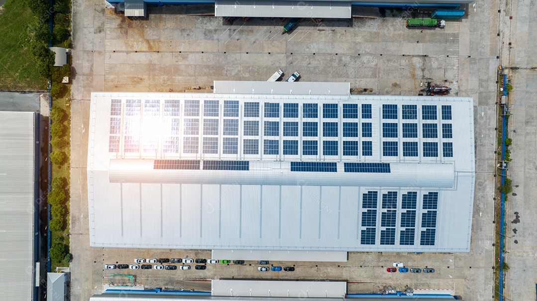 Vista superior da célula solar na fábrica de armazém. Solor foto voltaica