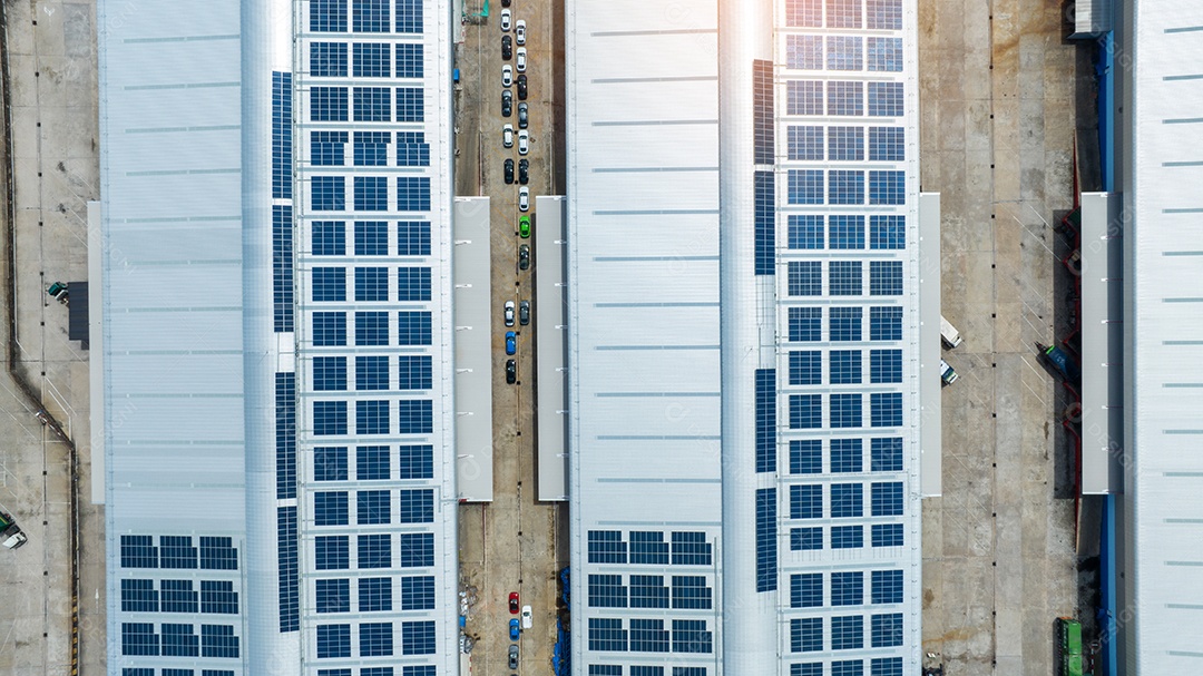 Vista superior da célula solar na fábrica de armazém. Solor foto voltaica
