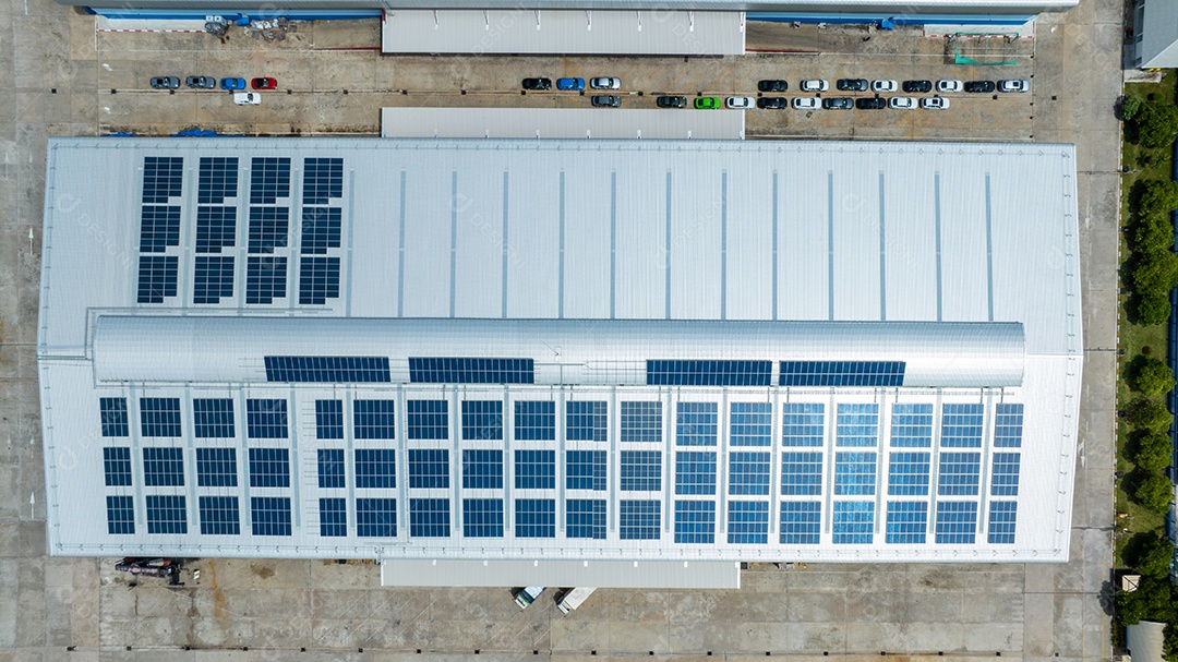 Vista superior da célula solar na fábrica de armazém. Solor foto voltaica