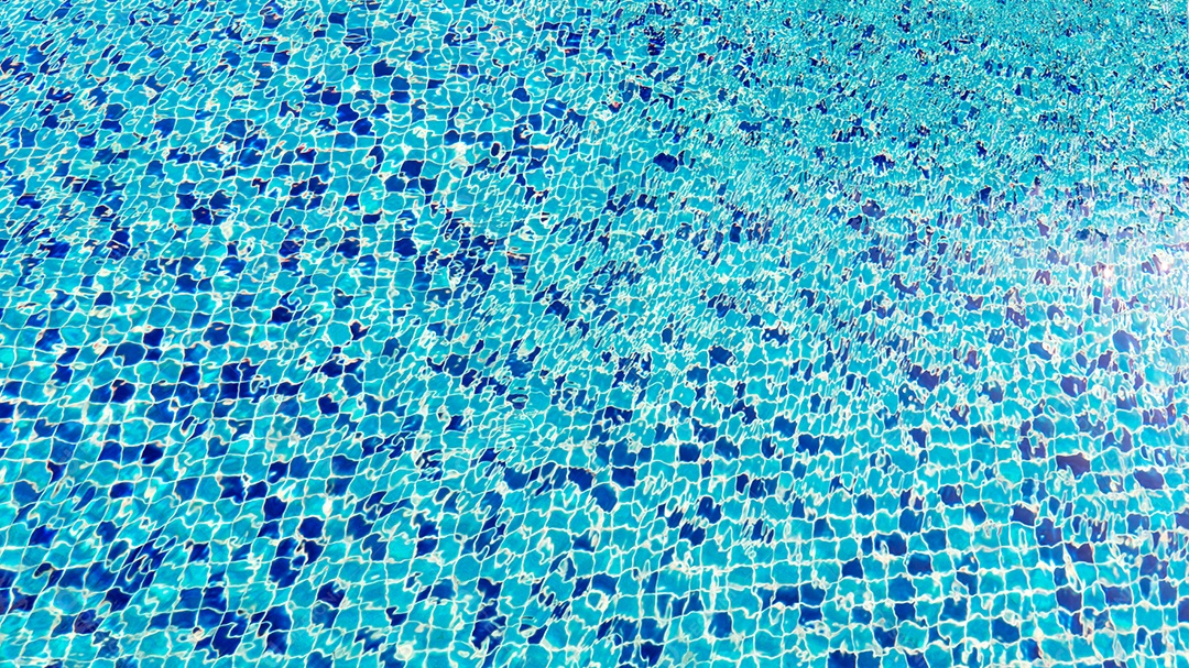 Cáusticas da vista superior da superfície da piscina ondulam e fluem com fundo de ondas, Piscina para segundo plano