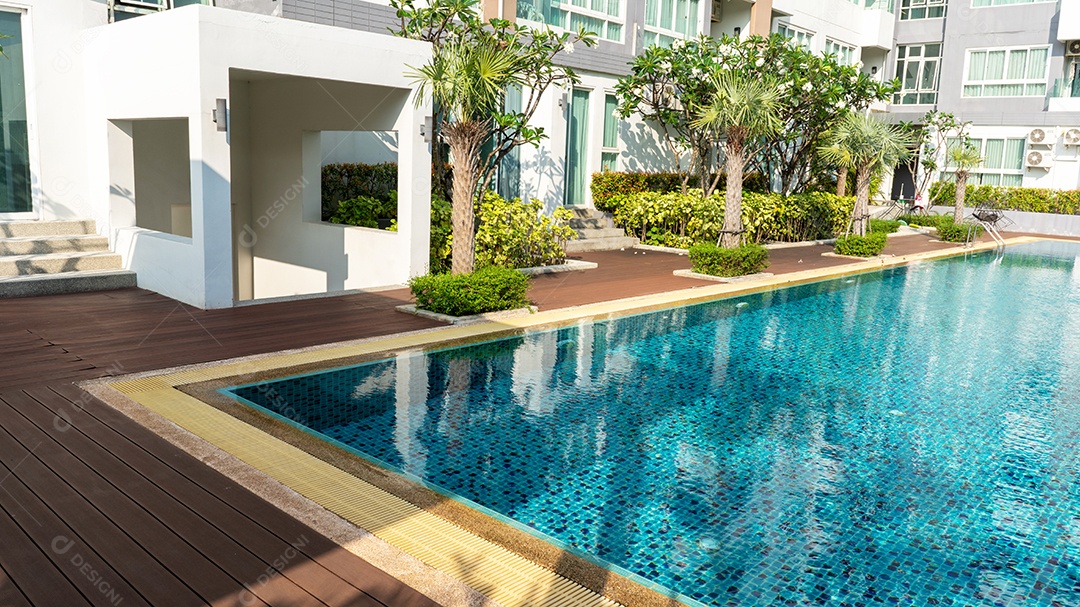 piscina de água limpa na vista superior do telhado do condomínio, Gard