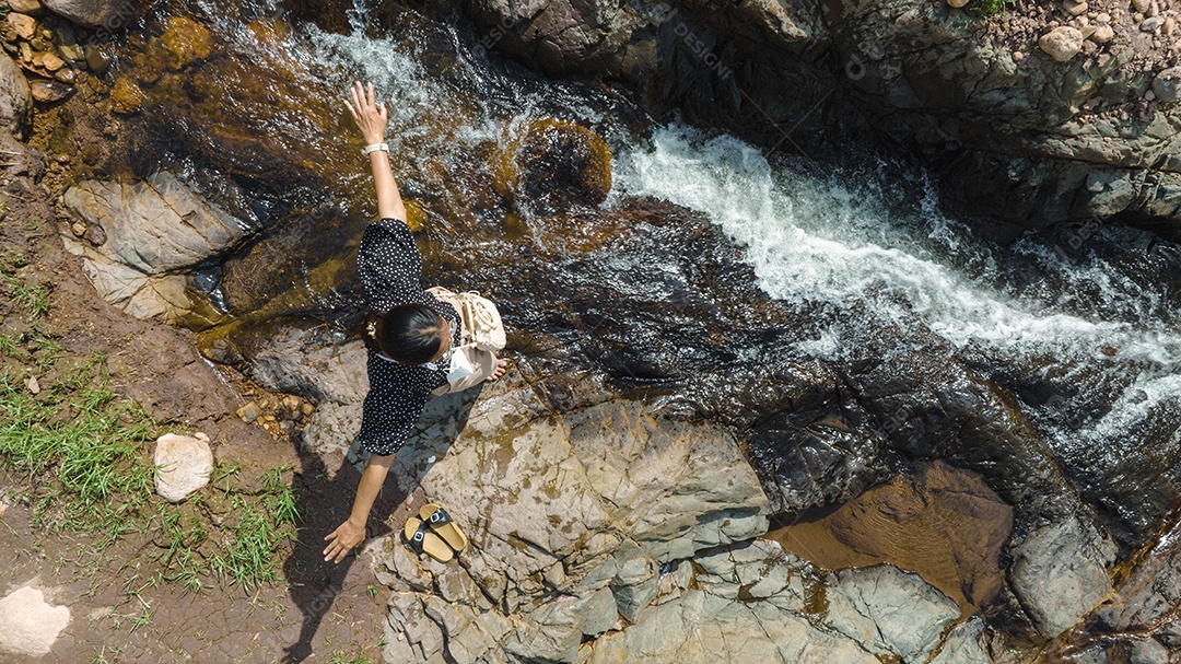Vista aérea da mulher relaxando com belas águas naturais
