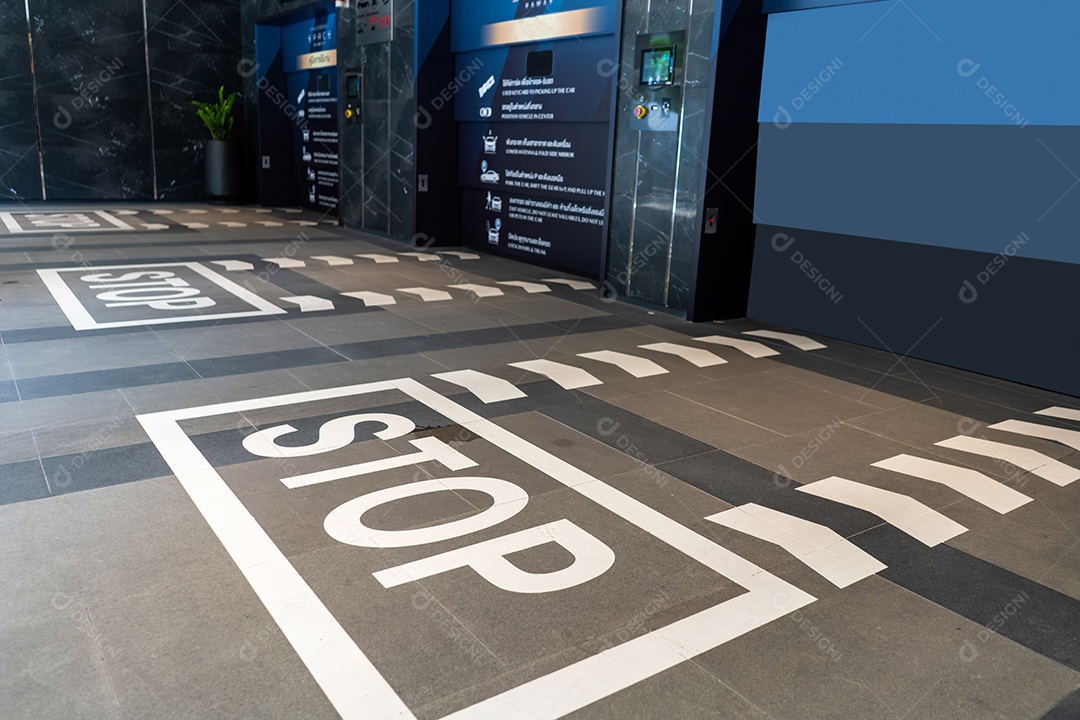 caixa mecanica com carro em elevador, elevador de carro em condominio, reparando